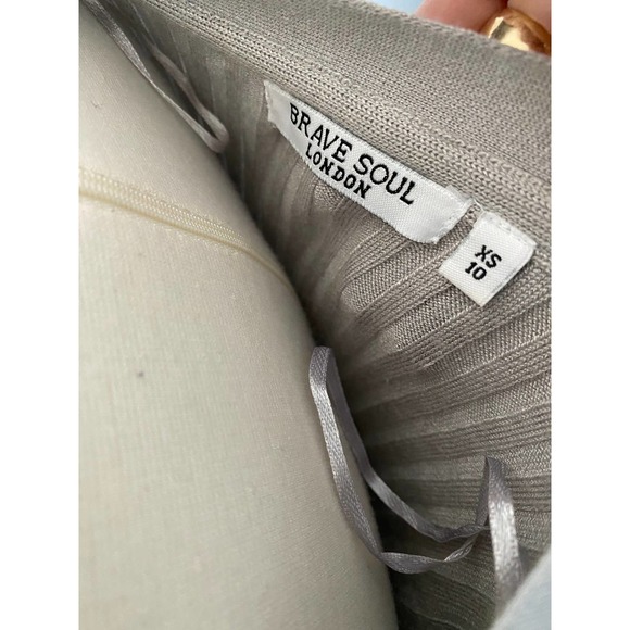 Gray ribbed sweater with gold buttons - Picture 4 of 5